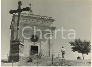 1953 CERANESI Nostra Signora della Guardia - Cappella dell'Apparizione  Fotografia d'epoca con didascalia coeva al verso.  CONDIZIONI: G (lievi difetti di stampa e tracce di inchiostro) FORMATO: 24x18 cm     originale e autentica 1