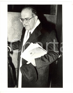 1990 ca MILANO Franco PIGA con relazione CONSOB *Foto 20x25 cm (1) Fotografia di agenzia. CONDIZIONI: GFORMATO: 20x25 cm    originale e autentica 1