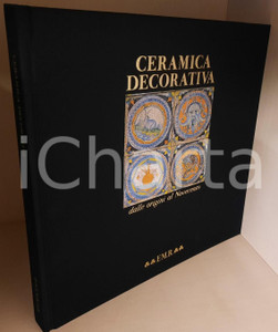 1983 Ceramica decorativa. Dalle origini al Novecento - FMR Franco Maria Ricci Legatura editoriale in seta nera con illustrazione applicata. Cofanetto rigido.Tiratura limitata in 5000 esemplari numerati, 3000 dei quali riservati alle Ceramiche Piemme di Maranello; il presente è il n° 1309.COLLANA: QuadreriaEDITORE: Franco Maria Ricci EditorePAGINE: 228 GOOD/buono minime tracce d'uso Formato: 30x30 cm (volume); 32x32 cm (cofanetto) originale e autentica 1