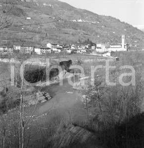 1966 MARCHENO (BS) Vista paese con Parrocchiale e fiume Mella NEGATIVO ORIGINALE Negativo originale in bianco e nero su pellicola.  E' SEVERAMENTE VIETATA LA RIPRODUZIONE.TUTTI I DIRITTI SONO RISERVATI.ICharta mette in vendita, sul negozio eBay e in esclusiva sul sito "icharta" il proprio archivio composto da numerose diapositive e negativi fotografici d'epoca, tutti originali e autentici.Si tratta di uno sguardo inedito sull'attualità, la politica, la vita quotidiana, il gossip e la cultura, che fotografa il cambiamento della nazione (e non solo) tra il 1890 ed il 1990 circa. Un'occasione unica per il mercato del collezionismo, che vede finalmente disponibile un archivio eccezionale per vastità, tematiche e condizioni, in un settore (il negativo fotografico e la diapositiva) di assoluta novità e dalle interessanti prospettive di investimento. CONDIZIONI:FAIR/discretoFORMATO: cm 6 x 6 originale e autentica 1