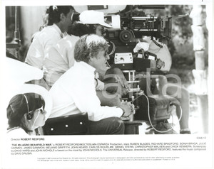 1988 CINEMA Robert REDFORD sul set di "The Milagro Beanfield War" *Foto 2 Fotografia di agenzia.CONDIZIONI: G (minime tracce di inchiosto blu nella parte centrale; lievi piegature al margine inferiore)FORMATO: 25x20 cm    originale e autentica 1