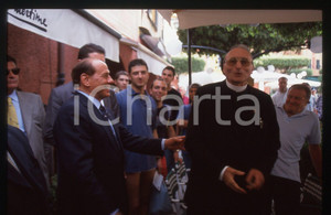 Silvio BERLUSCONI POLITICA FORZA ITALIA PORTOFINO 1995 ca *35mm vintage slide 8  Diapositiva d'epoca, in formato 35 mm.Si prega di rivolgersi per i diritti a ICharta.E' severamente vietata la riproduzione. Tutti i diritti sono riservati.Nella diapositiva ICharta mette in vendita, sul negozio eBay e in esclusiva sul sito "icharta" il proprio archivio composto da numerose diapositive e negativi fotografici d'epoca, tutti originali e autentici, che attraversano la storia del costume italiano tra gli la fine degli anni Sessanta e Novanta.Si tratta di uno sguardo inedito sull'attualità, la politica, la vita quotidiana, il gossip e la cultura, che fotografa il cambiamento della nazione in quest'ultimo scorcio del XX secolo. Un'occasione unica per il mercato del collezionismo, che vede finalmente disponibile un archivio eccezionale per vastità, tematiche e condizioni, in un settore (il negativo fotografico e la diapositiva) di assoluta novità e dalle interessanti prospettive di investimento.  GOOD/buono   originale e autentica 1 Silvio BERLUSCONI POLITICA FORZA ITALIA PORTOFINO 1995 ca *35mm vintage slide 8  Diapositiva d'epoca, in formato 35 mm.Si prega di rivolgersi per i diritti a ICharta.E' severamente vietata la riproduzione. Tutti i diritti sono riservati.Nella diapositiva ICharta mette in vendita, sul negozio eBay e in esclusiva sul sito "icharta" il proprio archivio composto da numerose diapositive e negativi fotografici d'epoca, tutti originali e autentici, che attraversano la storia del costume italiano tra gli la fine degli anni Sessanta e Novanta.Si tratta di uno sguardo inedito sull'attualità, la politica, la vita quotidiana, il gossip e la cultura, che fotografa il cambiamento della nazione in quest'ultimo scorcio del XX secolo. Un'occasione unica per il mercato del collezionismo, che vede finalmente disponibile un archivio eccezionale per vastità, tematiche e condizioni, in un settore (il negativo fotografico e la diapositiva) di assoluta novità e dalle interessanti prospettive di investimento.  GOOD/buono   originale e autentica 1