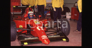 35mm vintage slide* 1991 FORMULA 1 - Alain PROST nei box su FERRARI 642   Diapositiva d'epoca, in formato 35 mm. CONDIZIONI: GOODE' severamente vietata la riproduzione. Tutti i diritti sono riservati. ICharta mette in vendita, sul negozio eBay e in esclusiva sul sito "icharta" il proprio archivio composto da numerose diapositive e negativi fotografici d'epoca, tutti originali e autentici, che attraversano la storia del costume italiano tra gli la fine degli anni Sessanta e Novanta.Si tratta di uno sguardo inedito sull'attualità, la politica, la vita quotidiana, il gossip e la cultura, che fotografa il cambiamento della nazione in quest'ultimo scorcio del XX secolo. Un'occasione unica per il mercato del collezionismo, che vede finalmente disponibile un archivio eccezionale per vastità, tematiche e condizioni, in un settore (il negativo fotografico e la diapositiva) di assoluta novità e dalle interessanti prospettive di investimento.    originale e autentica 1 35mm vintage slide* 1991 FORMULA 1 - Alain PROST nei box su FERRARI 642   Diapositiva d'epoca, in formato 35 mm. CONDIZIONI: GOODE' severamente vietata la riproduzione. Tutti i diritti sono riservati. ICharta mette in vendita, sul negozio eBay e in esclusiva sul sito "icharta" il proprio archivio composto da numerose diapositive e negativi fotografici d'epoca, tutti originali e autentici, che attraversano la storia del costume italiano tra gli la fine degli anni Sessanta e Novanta.Si tratta di uno sguardo inedito sull'attualità, la politica, la vita quotidiana, il gossip e la cultura, che fotografa il cambiamento della nazione in quest'ultimo scorcio del XX secolo. Un'occasione unica per il mercato del collezionismo, che vede finalmente disponibile un archivio eccezionale per vastità, tematiche e condizioni, in un settore (il negativo fotografico e la diapositiva) di assoluta novità e dalle interessanti prospettive di investimento.    originale e autentica 1