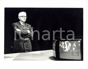 1985 ca RAI Ritratto del giornalista Enzo BIAGI *Fotografia ARTISTICA 25x20 (1) Fotografia di agenzia. CONDIZIONI: GFORMATO: 25x20 cm    originale e autentica 1