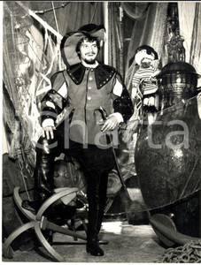 1970 ca I GIGANTI Enrico Maria PAPES in costume da moschettiere *Foto (2) Fotografia d'epoca. CONDIZIONI: GFORMATO: 18x24 cm      originale e autentica 1