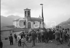 1955 MARMENTINO (BS) fraz OMBRIANO Congresso climatologia 10 NEGATIVO ORIGINALE Negativo originale in bianco e nero su pellicola.  E' SEVERAMENTE VIETATA LA RIPRODUZIONE.TUTTI I DIRITTI SONO RISERVATI.ICharta mette in vendita, sul negozio eBay e in esclusiva sul sito "icharta" il proprio archivio composto da numerose diapositive e negativi fotografici d'epoca, tutti originali e autentici.Si tratta di uno sguardo inedito sull'attualità, la politica, la vita quotidiana, il gossip e la cultura, che fotografa il cambiamento della nazione (e non solo) tra il 1890 ed il 1990 circa. Un'occasione unica per il mercato del collezionismo, che vede finalmente disponibile un archivio eccezionale per vastità, tematiche e condizioni, in un settore (il negativo fotografico e la diapositiva) di assoluta novità e dalle interessanti prospettive di investimento. CONDIZIONI:FAIR/discretoFORMATO: cm 9 x 6 originale e autentica 1
