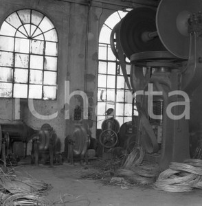 1949 LUMEZZANE (BS) fraz MEZZALLUNA Armerie Gnutti interni 11 NEGATIVO ORIGINALE Negativo originale in bianco e nero su pellicola.  E' SEVERAMENTE VIETATA LA RIPRODUZIONE.TUTTI I DIRITTI SONO RISERVATI.ICharta mette in vendita, sul negozio eBay e in esclusiva sul sito "icharta" il proprio archivio composto da numerose diapositive e negativi fotografici d'epoca, tutti originali e autentici.Si tratta di uno sguardo inedito sull'attualità, la politica, la vita quotidiana, il gossip e la cultura, che fotografa il cambiamento della nazione (e non solo) tra il 1890 ed il 1990 circa. Un'occasione unica per il mercato del collezionismo, che vede finalmente disponibile un archivio eccezionale per vastità, tematiche e condizioni, in un settore (il negativo fotografico e la diapositiva) di assoluta novità e dalle interessanti prospettive di investimento. CONDIZIONI:FAIR/discretoFORMATO: cm 6 x 6 originale e autentica 1