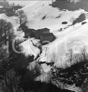 1964 ODENO Val Sabbia BS Rustici e casali montani NEGATIVO ORIGINALE Negativo originale in bianco e nero su pellicola.  E' SEVERAMENTE VIETATA LA RIPRODUZIONE.TUTTI I DIRITTI SONO RISERVATI.ICharta mette in vendita, sul negozio eBay e in esclusiva sul sito "icharta" il proprio archivio composto da numerose diapositive e negativi fotografici d'epoca, tutti originali e autentici.Si tratta di uno sguardo inedito sull'attualità, la politica, la vita quotidiana, il gossip e la cultura, che fotografa il cambiamento della nazione (e non solo) tra il 1890 ed il 1990 circa. Un'occasione unica per il mercato del collezionismo, che vede finalmente disponibile un archivio eccezionale per vastità, tematiche e condizioni, in un settore (il negativo fotografico e la diapositiva) di assoluta novità e dalle interessanti prospettive di investimento. CONDIZIONI:FAIR/discretoFORMATO: cm 6 x 6 originale e autentica 1