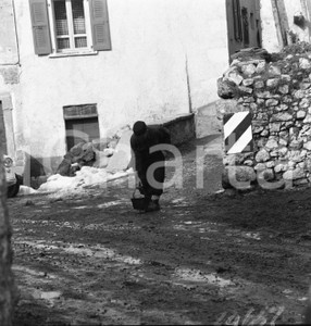 1964 ODENO Val Sabbia (BS) Tra le vie del borgo con pentola NEGATIVO ORIGINALE Negativo originale in bianco e nero su pellicola.  E' SEVERAMENTE VIETATA LA RIPRODUZIONE.TUTTI I DIRITTI SONO RISERVATI.ICharta mette in vendita, sul negozio eBay e in esclusiva sul sito "icharta" il proprio archivio composto da numerose diapositive e negativi fotografici d'epoca, tutti originali e autentici.Si tratta di uno sguardo inedito sull'attualità, la politica, la vita quotidiana, il gossip e la cultura, che fotografa il cambiamento della nazione (e non solo) tra il 1890 ed il 1990 circa. Un'occasione unica per il mercato del collezionismo, che vede finalmente disponibile un archivio eccezionale per vastità, tematiche e condizioni, in un settore (il negativo fotografico e la diapositiva) di assoluta novità e dalle interessanti prospettive di investimento. CONDIZIONI:FAIR/discretoFORMATO: cm 6 x 6 originale e autentica 1