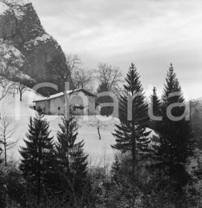 1964 ODENO Val Sabbia (BS) Cascina ai piedi della montagna NEGATIVO ORIGINALE Negativo originale in bianco e nero su pellicola.  E' SEVERAMENTE VIETATA LA RIPRODUZIONE.TUTTI I DIRITTI SONO RISERVATI.ICharta mette in vendita, sul negozio eBay e in esclusiva sul sito "icharta" il proprio archivio composto da numerose diapositive e negativi fotografici d'epoca, tutti originali e autentici.Si tratta di uno sguardo inedito sull'attualità, la politica, la vita quotidiana, il gossip e la cultura, che fotografa il cambiamento della nazione (e non solo) tra il 1890 ed il 1990 circa. Un'occasione unica per il mercato del collezionismo, che vede finalmente disponibile un archivio eccezionale per vastità, tematiche e condizioni, in un settore (il negativo fotografico e la diapositiva) di assoluta novità e dalle interessanti prospettive di investimento. CONDIZIONI:FAIR/discretoFORMATO: cm 6 x 6 originale e autentica 1