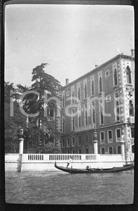 1926 VENEZIA La Fenice su Canale Grande NEGATIVO ORIGINALE   Negativo originale in bianco e nero su pellicola.  E' SEVERAMENTE VIETATA LA RIPRODUZIONE.TUTTI I DIRITTI SONO RISERVATI.ICharta mette in vendita, sul negozio eBay e in esclusiva sul sito "icharta" il proprio archivio composto da numerose diapositive e negativi fotografici d'epoca, tutti originali e autentici.Si tratta di uno sguardo inedito sull'attualità, la politica, la vita quotidiana, il gossip e la cultura, che fotografa il cambiamento della nazione (e non solo) tra il 1890 ed il 1990 circa. Un'occasione unica per il mercato del collezionismo, che vede finalmente disponibile un archivio eccezionale per vastità, tematiche e condizioni, in un settore (il negativo fotografico e la diapositiva) di assoluta novità e dalle interessanti prospettive di investimento. FAIR/discreto  Formato: cm 6 x 4,5 originale e autentica 1