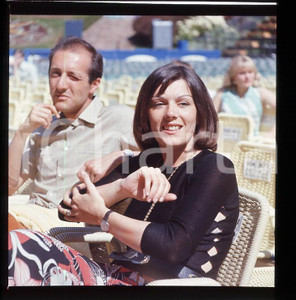 1970ca Caterina CASELLI Piero SUGAR paparazzi NEGATIVO ORIGINALE Pellicola positiva a colori.  E' SEVERAMENTE VIETATA LA RIPRODUZIONE.TUTTI I DIRITTI SONO RISERVATI.ICharta mette in vendita, sul negozio eBay e in esclusiva sul sito "icharta" il proprio archivio composto da numerose diapositive e negativi fotografici d'epoca, tutti originali e autentici.Si tratta di uno sguardo inedito sull'attualità, la politica, la vita quotidiana, il gossip e la cultura, che fotografa il cambiamento della nazione (e non solo) tra il 1890 ed il 1990 circa. Un'occasione unica per il mercato del collezionismo, che vede finalmente disponibile un archivio eccezionale per vastità, tematiche e condizioni, in un settore (il negativo fotografico e la diapositiva) di assoluta novità e dalle interessanti prospettive di investimento. FAIR/discreto  Formato: cm 6 x 6 originale e autentica 1