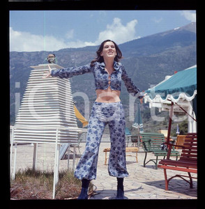 1970ca AOSTA Caterina CASELLI in vacanza in Valle (2) NEGATIVO ORIGINALE Pellicola positiva a colori.  E' SEVERAMENTE VIETATA LA RIPRODUZIONE.TUTTI I DIRITTI SONO RISERVATI.ICharta mette in vendita, sul negozio eBay e in esclusiva sul sito "icharta" il proprio archivio composto da numerose diapositive e negativi fotografici d'epoca, tutti originali e autentici.Si tratta di uno sguardo inedito sull'attualità, la politica, la vita quotidiana, il gossip e la cultura, che fotografa il cambiamento della nazione (e non solo) tra il 1890 ed il 1990 circa. Un'occasione unica per il mercato del collezionismo, che vede finalmente disponibile un archivio eccezionale per vastità, tematiche e condizioni, in un settore (il negativo fotografico e la diapositiva) di assoluta novità e dalle interessanti prospettive di investimento. FAIR/discreto  Formato: cm 6 x 6 originale e autentica 1