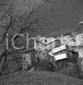 1964 NAVONO Val Sabbia BS antico borgo al Passo del Termine 1 NEGATIVO ORIGINALE Negativo originale in bianco e nero su pellicola.  E' SEVERAMENTE VIETATA LA RIPRODUZIONE.TUTTI I DIRITTI SONO RISERVATI.ICharta mette in vendita, sul negozio eBay e in esclusiva sul sito "icharta" il proprio archivio composto da numerose diapositive e negativi fotografici d'epoca, tutti originali e autentici.Si tratta di uno sguardo inedito sull'attualità, la politica, la vita quotidiana, il gossip e la cultura, che fotografa il cambiamento della nazione (e non solo) tra il 1890 ed il 1990 circa. Un'occasione unica per il mercato del collezionismo, che vede finalmente disponibile un archivio eccezionale per vastità, tematiche e condizioni, in un settore (il negativo fotografico e la diapositiva) di assoluta novità e dalle interessanti prospettive di investimento. CONDIZIONI:FAIR/discretoFORMATO: cm 6 x 6 originale e autentica 1