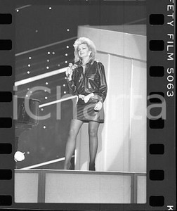 1984 FESTIVAL SANREMO Bonnie TYLER Total Eclipse of the Heart (6) NEGATIVO ORIG. Negativo originale in bianco e nero su pellicola.  E' SEVERAMENTE VIETATA LA RIPRODUZIONE.TUTTI I DIRITTI SONO RISERVATI.ICharta mette in vendita, sul negozio eBay e in esclusiva sul sito "icharta" il proprio archivio composto da numerose diapositive e negativi fotografici d'epoca, tutti originali e autentici.Si tratta di uno sguardo inedito sull'attualità, la politica, la vita quotidiana, il gossip e la cultura, che fotografa il cambiamento della nazione (e non solo) tra il 1890 ed il 1990 circa. Un'occasione unica per il mercato del collezionismo, che vede finalmente disponibile un archivio eccezionale per vastità, tematiche e condizioni, in un settore (il negativo fotografico e la diapositiva) di assoluta novità e dalle interessanti prospettive di investimento. FAIR/discreto  Formato: 35mm originale e autentica 1