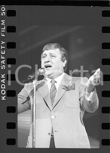 1984 FESTIVAL SANREMO Mario MEROLA Ospite della serata NEGATIVO ORIGINALE Negativo originale in bianco e nero su pellicola.  E' SEVERAMENTE VIETATA LA RIPRODUZIONE.TUTTI I DIRITTI SONO RISERVATI.ICharta mette in vendita, sul negozio eBay e in esclusiva sul sito "icharta" il proprio archivio composto da numerose diapositive e negativi fotografici d'epoca, tutti originali e autentici.Si tratta di uno sguardo inedito sull'attualità, la politica, la vita quotidiana, il gossip e la cultura, che fotografa il cambiamento della nazione (e non solo) tra il 1890 ed il 1990 circa. Un'occasione unica per il mercato del collezionismo, che vede finalmente disponibile un archivio eccezionale per vastità, tematiche e condizioni, in un settore (il negativo fotografico e la diapositiva) di assoluta novità e dalle interessanti prospettive di investimento. FAIR/discreto  Formato: 35mm originale e autentica 1