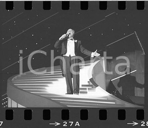 1984 SANREMO Claudio VILLA Un amore così grande (6) NEGATIVO ORIGINALE Negativo originale in bianco e nero su pellicola.  E' SEVERAMENTE VIETATA LA RIPRODUZIONE.TUTTI I DIRITTI SONO RISERVATI.ICharta mette in vendita, sul negozio eBay e in esclusiva sul sito "icharta" il proprio archivio composto da numerose diapositive e negativi fotografici d'epoca, tutti originali e autentici.Si tratta di uno sguardo inedito sull'attualità, la politica, la vita quotidiana, il gossip e la cultura, che fotografa il cambiamento della nazione (e non solo) tra il 1890 ed il 1990 circa. Un'occasione unica per il mercato del collezionismo, che vede finalmente disponibile un archivio eccezionale per vastità, tematiche e condizioni, in un settore (il negativo fotografico e la diapositiva) di assoluta novità e dalle interessanti prospettive di investimento. FAIR/discreto  Formato: 35mm originale e autentica 1