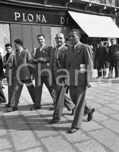 1950 BRESCIA Piazza della Loggia  Festa dell' "Avanti !" (4) NEGATIVO ORIGINALE 8 ottobre 1950 Negativo originale artistico in bianco e nero, su pellicola, in formato cm 4,5 x 6 CONDIZIONI: FAIR ICharta mette in vendita, sul negozio eBay e in esclusiva sul sito "icharta" il proprio archivio composto da numerose diapositive e negativi fotografici d'epoca, tutti originali e autentici, che attraversano la storia del costume italiano tra gli la fine degli anni Sessanta e Novanta.Si tratta di uno sguardo inedito sull'attualità, la politica, la vita quotidiana, il gossip e la cultura, che fotografa il cambiamento della nazione in quest'ultimo scorcio del XX secolo. Un'occasione unica per il mercato del collezionismo, che vede finalmente disponibile un archivio eccezionale per vastità, tematiche e condizioni, in un settore (il negativo fotografico e la diapositiva) di assoluta novità e dalle interessanti prospettive di investimento. CONDIZIONI:FAIR/discreto originale e autentica 1