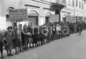 1950 BRESCIA Diritto alla terra, manifestazione contadina (4) NEGATIVO ORIGINALE Manifestazione in via S. Martino della BattagliaNegativo originale artistico in bianco e nero, su pellicola, in formato cm 9 x 6 CONDIZIONI: FAIR ICharta mette in vendita, sul negozio eBay e in esclusiva sul sito "icharta" il proprio archivio composto da numerose diapositive e negativi fotografici d'epoca, tutti originali e autentici, che attraversano la storia del costume italiano tra gli la fine degli anni Sessanta e Novanta.Si tratta di uno sguardo inedito sull'attualità, la politica, la vita quotidiana, il gossip e la cultura, che fotografa il cambiamento della nazione in quest'ultimo scorcio del XX secolo. Un'occasione unica per il mercato del collezionismo, che vede finalmente disponibile un archivio eccezionale per vastità, tematiche e condizioni, in un settore (il negativo fotografico e la diapositiva) di assoluta novità e dalle interessanti prospettive di investimento. CONDIZIONI:FAIR/discreto originale e autentica 1