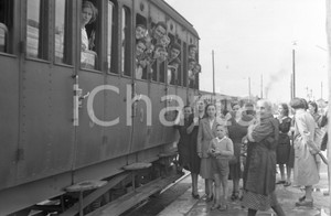 agosto 1951 BRESCIA Bambini in partenza per le colonie NEGATIVO ORIGINALE Negativo originale artistico in bianco e nero, su pellicola, in formato cm 9 x 6 CONDIZIONI: FAIR ICharta mette in vendita, sul negozio eBay e in esclusiva sul sito "icharta" il proprio archivio composto da numerose diapositive e negativi fotografici d'epoca, tutti originali e autentici, che attraversano la storia del costume italiano tra gli la fine degli anni Sessanta e Novanta.Si tratta di uno sguardo inedito sull'attualità, la politica, la vita quotidiana, il gossip e la cultura, che fotografa il cambiamento della nazione in quest'ultimo scorcio del XX secolo. Un'occasione unica per il mercato del collezionismo, che vede finalmente disponibile un archivio eccezionale per vastità, tematiche e condizioni, in un settore (il negativo fotografico e la diapositiva) di assoluta novità e dalle interessanti prospettive di investimento. CONDIZIONI:FAIR/discreto originale e autentica 1