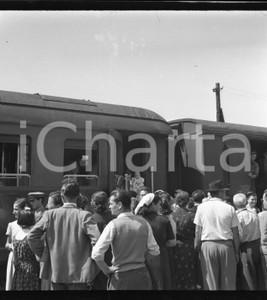 1951 BRESCIA Treno di bambini in partenza per le colonie (5) NEGATIVO ORIGINALE Negativo originale artistico in bianco e nero, su pellicola, in formato cm 6 x 6 CONDIZIONI: FAIR ICharta mette in vendita, sul negozio eBay e in esclusiva sul sito "icharta" il proprio archivio composto da numerose diapositive e negativi fotografici d'epoca, tutti originali e autentici, che attraversano la storia del costume italiano tra gli la fine degli anni Sessanta e Novanta.Si tratta di uno sguardo inedito sull'attualità, la politica, la vita quotidiana, il gossip e la cultura, che fotografa il cambiamento della nazione in quest'ultimo scorcio del XX secolo. Un'occasione unica per il mercato del collezionismo, che vede finalmente disponibile un archivio eccezionale per vastità, tematiche e condizioni, in un settore (il negativo fotografico e la diapositiva) di assoluta novità e dalle interessanti prospettive di investimento. CONDIZIONI:FAIR/discreto originale e autentica 1