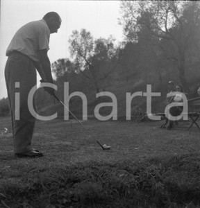 1955 TOSCOLANO MADERNO BS Golf Bogliaco tee shot col drive 2 NEGATIVO ORIGINALE Negativo originale artistico in bianco e nero, su pellicola, in formato cm 6 x 6 CONDIZIONI: FAIR ICharta mette in vendita, sul negozio eBay e in esclusiva sul sito "icharta" il proprio archivio composto da numerose diapositive e negativi fotografici d'epoca, tutti originali e autentici, che attraversano la storia del costume italiano tra gli la fine degli anni Sessanta e Novanta.Si tratta di uno sguardo inedito sull'attualità, la politica, la vita quotidiana, il gossip e la cultura, che fotografa il cambiamento della nazione in quest'ultimo scorcio del XX secolo. Un'occasione unica per il mercato del collezionismo, che vede finalmente disponibile un archivio eccezionale per vastità, tematiche e condizioni, in un settore (il negativo fotografico e la diapositiva) di assoluta novità e dalle interessanti prospettive di investimento. CONDIZIONI:FAIR/discretoFORMATO: cm 6 x 6 originale e autentica 1