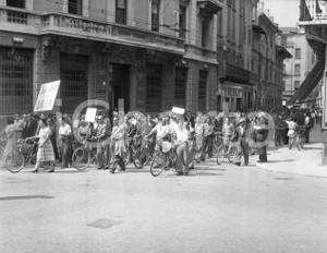 1951 BRESCIA C.so Palestro corteo "Salviamo la BREDA" (2) NEGATIVO ORIGINALE Negativo originale artistico in bianco e nero, su pellicola, in formato cm 4,5 x 6  CONDIZIONI: FAIR ICharta mette in vendita, sul negozio eBay e in esclusiva sul sito "icharta" il proprio archivio composto da numerose diapositive e negativi fotografici d'epoca, tutti originali e autentici, che attraversano la storia del costume italiano tra gli la fine degli anni Sessanta e Novanta.Si tratta di uno sguardo inedito sull'attualità, la politica, la vita quotidiana, il gossip e la cultura, che fotografa il cambiamento della nazione in quest'ultimo scorcio del XX secolo. Un'occasione unica per il mercato del collezionismo, che vede finalmente disponibile un archivio eccezionale per vastità, tematiche e condizioni, in un settore (il negativo fotografico e la diapositiva) di assoluta novità e dalle interessanti prospettive di investimento. CONDIZIONI:FAIR/discreto originale e autentica 1