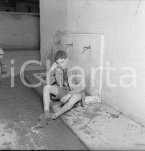 1951 BRESCIA il dramma degli sfrattati in campagna NEGATIVO ORIGINALE Negativo originale artistico in bianco e nero, su pellicola, in formato cm 6 x 6 CONDIZIONI: FAIR ICharta mette in vendita, sul negozio eBay e in esclusiva sul sito "icharta" il proprio archivio composto da numerose diapositive e negativi fotografici d'epoca, tutti originali e autentici, che attraversano la storia del costume italiano tra gli la fine degli anni Sessanta e Novanta.Si tratta di uno sguardo inedito sull'attualità, la politica, la vita quotidiana, il gossip e la cultura, che fotografa il cambiamento della nazione in quest'ultimo scorcio del XX secolo. Un'occasione unica per il mercato del collezionismo, che vede finalmente disponibile un archivio eccezionale per vastità, tematiche e condizioni, in un settore (il negativo fotografico e la diapositiva) di assoluta novità e dalle interessanti prospettive di investimento. CONDIZIONI:FAIR/discreto originale e autentica 1