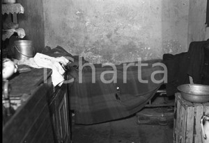 1951 BRESCIA il dramma degli sfrattati in campagna (4) NEGATIVO ORIGINALE Negativo originale artistico in bianco e nero, su pellicola, in formato cm 9 x 6 CONDIZIONI: FAIR ICharta mette in vendita, sul negozio eBay e in esclusiva sul sito "icharta" il proprio archivio composto da numerose diapositive e negativi fotografici d'epoca, tutti originali e autentici, che attraversano la storia del costume italiano tra gli la fine degli anni Sessanta e Novanta.Si tratta di uno sguardo inedito sull'attualità, la politica, la vita quotidiana, il gossip e la cultura, che fotografa il cambiamento della nazione in quest'ultimo scorcio del XX secolo. Un'occasione unica per il mercato del collezionismo, che vede finalmente disponibile un archivio eccezionale per vastità, tematiche e condizioni, in un settore (il negativo fotografico e la diapositiva) di assoluta novità e dalle interessanti prospettive di investimento. CONDIZIONI:FAIR/discreto originale e autentica 1