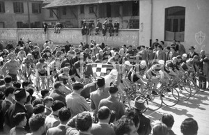 1947 BRESCIA Gruppo Sportivo Bettini ciclismo start corsa NEGATIVO ORIGINALE Negativo originale in bianco e nero, su pellicola, in formato cm 9 x 6 CONDIZIONI: FAIR E' SEVERAMENTE VIETATA LA RIPRODUZIONE.TUTTI I DIRITTI SONO RISERVATI.ICharta mette in vendita, sul negozio eBay e in esclusiva sul sito "icharta" il proprio archivio composto da numerose diapositive e negativi fotografici d'epoca, tutti originali e autentici.Si tratta di uno sguardo inedito sull'attualità, la politica, la vita quotidiana, il gossip e la cultura, che fotografa il cambiamento della nazione (e non solo) tra il 1890 ed il 1990 circa. Un'occasione unica per il mercato del collezionismo, che vede finalmente disponibile un archivio eccezionale per vastità, tematiche e condizioni, in un settore (il negativo fotografico e la diapositiva) di assoluta novità e dalle interessanti prospettive di investimento.  originale e autentica 1