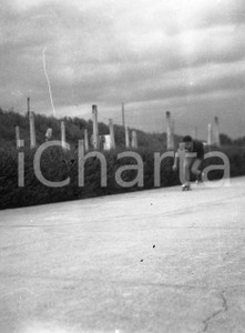 1947 MANERBIO (BS) Gara pattinaggio velocità a rotelle (8) NEGATIVO ORIGINALE Negativo originale in bianco e nero, su pellicola, in formato cm 4,5 x 6  E' SEVERAMENTE VIETATA LA RIPRODUZIONE.TUTTI I DIRITTI SONO RISERVATI.ICharta mette in vendita, sul negozio eBay e in esclusiva sul sito "icharta" il proprio archivio composto da numerose diapositive e negativi fotografici d'epoca, tutti originali e autentici.Si tratta di uno sguardo inedito sull'attualità, la politica, la vita quotidiana, il gossip e la cultura, che fotografa il cambiamento della nazione (e non solo) tra il 1890 ed il 1990 circa. Un'occasione unica per il mercato del collezionismo, che vede finalmente disponibile un archivio eccezionale per vastità, tematiche e condizioni, in un settore (il negativo fotografico e la diapositiva) di assoluta novità e dalle interessanti prospettive di investimento. CONDIZIONI:POOR/danneggiato Difetti come da scansione originale e autentica 1