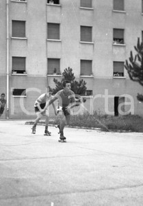 1947 MANERBIO (BS) Gara pattinaggio velocità a rotelle (14) NEGATIVO ORIGINALE Negativo originale in bianco e nero, su pellicola, in formato cm 4,5 x 6 CONDIZIONI: FAIR E' SEVERAMENTE VIETATA LA RIPRODUZIONE.TUTTI I DIRITTI SONO RISERVATI.ICharta mette in vendita, sul negozio eBay e in esclusiva sul sito "icharta" il proprio archivio composto da numerose diapositive e negativi fotografici d'epoca, tutti originali e autentici.Si tratta di uno sguardo inedito sull'attualità, la politica, la vita quotidiana, il gossip e la cultura, che fotografa il cambiamento della nazione (e non solo) tra il 1890 ed il 1990 circa. Un'occasione unica per il mercato del collezionismo, che vede finalmente disponibile un archivio eccezionale per vastità, tematiche e condizioni, in un settore (il negativo fotografico e la diapositiva) di assoluta novità e dalle interessanti prospettive di investimento.  originale e autentica 1