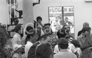 1971 MONZA Graham HILL tra il pubblico dietro i box NEGATIVO ORIGINALE Negativo originale in bianco e nero su pellicola.  E' SEVERAMENTE VIETATA LA RIPRODUZIONE.TUTTI I DIRITTI SONO RISERVATI.ICharta mette in vendita, sul negozio eBay e in esclusiva sul sito "icharta" il proprio archivio composto da numerose diapositive e negativi fotografici d'epoca, tutti originali e autentici.Si tratta di uno sguardo inedito sull'attualità, la politica, la vita quotidiana, il gossip e la cultura, che fotografa il cambiamento della nazione (e non solo) tra il 1890 ed il 1990 circa. Un'occasione unica per il mercato del collezionismo, che vede finalmente disponibile un archivio eccezionale per vastità, tematiche e condizioni, in un settore (il negativo fotografico e la diapositiva) di assoluta novità e dalle interessanti prospettive di investimento. CONDIZIONI:FAIR/discretoFORMATO: cm 3,5 x 3,5 originale e autentica 1