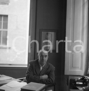 1951 BRESCIA Avvocato ALBERINI nel suo studio NEGATIVO ORIGINALE Negativo originale artistico in bianco e nero, su pellicola, in formato cm 6 x 6 CONDIZIONI: FAIR ICharta mette in vendita, sul negozio eBay e in esclusiva sul sito "icharta" il proprio archivio composto da numerose diapositive e negativi fotografici d'epoca, tutti originali e autentici, che attraversano la storia del costume italiano tra gli la fine degli anni Sessanta e Novanta.Si tratta di uno sguardo inedito sull'attualità, la politica, la vita quotidiana, il gossip e la cultura, che fotografa il cambiamento della nazione in quest'ultimo scorcio del XX secolo. Un'occasione unica per il mercato del collezionismo, che vede finalmente disponibile un archivio eccezionale per vastità, tematiche e condizioni, in un settore (il negativo fotografico e la diapositiva) di assoluta novità e dalle interessanti prospettive di investimento. CONDIZIONI:FAIR/discreto originale e autentica 1