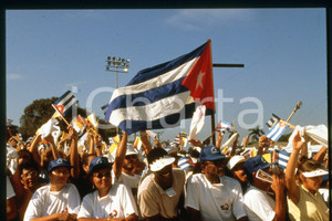 35mm vintage slide*1998, Cuba, Santiago, GIOVANNI PAOLO II, mass pl. Antonio 1  Diapositiva d'epoca, in formato 35 mm.CONDIZIONI: GOODE' severamente vietata la riproduzione. Tutti i diritti sono riservati.Nella diapositiva ICharta mette in vendita, sul negozio eBay e in esclusiva sul sito "icharta" il proprio archivio composto da numerose diapositive e negativi fotografici d'epoca, tutti originali e autentici, che attraversano la storia del costume italiano tra gli la fine degli anni Sessanta e Novanta.Si tratta di uno sguardo inedito sull'attualit&agrave;, la politica, la vita quotidiana, il gossip e la cultura, che fotografa il cambiamento della nazione in quest'ultimo scorcio del XX secolo. Un'occasione unica per il mercato del collezionismo, che vede finalmente disponibile un archivio eccezionale per vastit&agrave;, tematiche e condizioni, in un settore (il negativo fotografico e la diapositiva) di assoluta novit&agrave; e dalle interessanti prospettive di investimento.  FAIR/discreto   originale e autentica 1