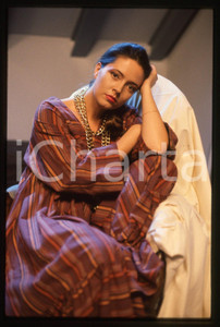 1985 ca RAI UNO ITALIA SERA Laura LATTUADA Ritratto (16) VINTAGE SLIDE  Diapositiva d'epoca, in formato 35 mm.Tutti i diritti riservati.E' severamente vietata la riproduzione. ICharta mette in vendita, sul negozio eBay e in esclusiva sul sito "icharta" il proprio archivio composto da numerose diapositive e negativi fotografici d'epoca, tutti originali e autentici, che attraversano la storia del costume italiano tra gli la fine degli anni Sessanta e Novanta.Si tratta di uno sguardo inedito sull'attualità, la politica, la vita quotidiana, il gossip e la cultura, che fotografa il cambiamento della nazione in quest'ultimo scorcio del XX secolo. Un'occasione unica per il mercato del collezionismo, che vede finalmente disponibile un archivio eccezionale per vastità, tematiche e condizioni, in un settore (il negativo fotografico e la diapositiva) di assoluta novità e dalle interessanti prospettive di investimento. FAIR/discreto  Formato: 35mm originale e autentica 1