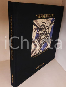 1986 Paolo PORTOGHESI - WENDINGEN - FMR Franco Maria Ricci Editore Legatura editoriale in seta nera con illustrazione applicata. Cofanetto rigido.Volume dedicato alla celebre rivista di arte e architettura olandese del Novecento.Tiratura limitata in 5000 esemplari numerati; il presente è il n° 1347.COLLANA: QuadreriaEDITORE: Franco Maria Ricci EditorePAGINE: 252 GOOD/buono minime tracce d'uso Formato: 30x30 cm (volume); 32x32 cm (cofanetto) originale e autentica 1