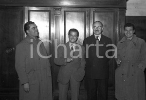 1951 BRESCIA Fuori dall'aula del tribunale (2) NEGATIVO ORIGINALE Negativo originale artistico in bianco e nero, su pellicola, in formato cm 9 x 6 CONDIZIONI: FAIR ICharta mette in vendita, sul negozio eBay e in esclusiva sul sito "icharta" il proprio archivio composto da numerose diapositive e negativi fotografici d'epoca, tutti originali e autentici, che attraversano la storia del costume italiano tra gli la fine degli anni Sessanta e Novanta.Si tratta di uno sguardo inedito sull'attualità, la politica, la vita quotidiana, il gossip e la cultura, che fotografa il cambiamento della nazione in quest'ultimo scorcio del XX secolo. Un'occasione unica per il mercato del collezionismo, che vede finalmente disponibile un archivio eccezionale per vastità, tematiche e condizioni, in un settore (il negativo fotografico e la diapositiva) di assoluta novità e dalle interessanti prospettive di investimento. CONDIZIONI:FAIR/discretoFORMATO: cm 6 x 9 originale e autentica 1