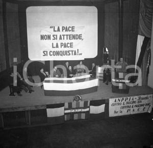 1951 BRESCIA Congresso ANPPIA per la pace (3) NEGATIVO ORIGINALE Negativo originale artistico in bianco e nero, su pellicola, in formato cm 6 x 6 CONDIZIONI: FAIR ICharta mette in vendita, sul negozio eBay e in esclusiva sul sito "icharta" il proprio archivio composto da numerose diapositive e negativi fotografici d'epoca, tutti originali e autentici, che attraversano la storia del costume italiano tra gli la fine degli anni Sessanta e Novanta.Si tratta di uno sguardo inedito sull'attualità, la politica, la vita quotidiana, il gossip e la cultura, che fotografa il cambiamento della nazione in quest'ultimo scorcio del XX secolo. Un'occasione unica per il mercato del collezionismo, che vede finalmente disponibile un archivio eccezionale per vastità, tematiche e condizioni, in un settore (il negativo fotografico e la diapositiva) di assoluta novità e dalle interessanti prospettive di investimento. CONDIZIONI:FAIR/discreto originale e autentica 1
