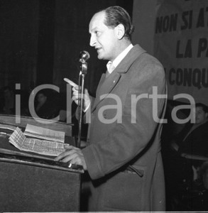 1951 BRESCIA Congresso ANPPIA per la pace (1) NEGATIVO ORIGINALE Negativo originale artistico in bianco e nero, su pellicola, in formato cm 6 x 6 CONDIZIONI: FAIR ICharta mette in vendita, sul negozio eBay e in esclusiva sul sito "icharta" il proprio archivio composto da numerose diapositive e negativi fotografici d'epoca, tutti originali e autentici, che attraversano la storia del costume italiano tra gli la fine degli anni Sessanta e Novanta.Si tratta di uno sguardo inedito sull'attualità, la politica, la vita quotidiana, il gossip e la cultura, che fotografa il cambiamento della nazione in quest'ultimo scorcio del XX secolo. Un'occasione unica per il mercato del collezionismo, che vede finalmente disponibile un archivio eccezionale per vastità, tematiche e condizioni, in un settore (il negativo fotografico e la diapositiva) di assoluta novità e dalle interessanti prospettive di investimento. CONDIZIONI:FAIR/discreto originale e autentica 1