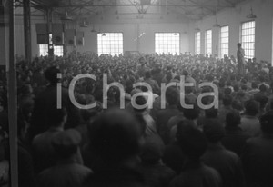 1950 BRESCIA Operai all'assemblea sindacale FIOM alla OM (2) NEGATIVO ORIGINALE Negativo originale artistico in bianco e nero, su pellicola, in formato cm 9 x 6 CONDIZIONI: FAIR ICharta mette in vendita, sul negozio eBay e in esclusiva sul sito "icharta" il proprio archivio composto da numerose diapositive e negativi fotografici d'epoca, tutti originali e autentici, che attraversano la storia del costume italiano tra gli la fine degli anni Sessanta e Novanta.Si tratta di uno sguardo inedito sull'attualità, la politica, la vita quotidiana, il gossip e la cultura, che fotografa il cambiamento della nazione in quest'ultimo scorcio del XX secolo. Un'occasione unica per il mercato del collezionismo, che vede finalmente disponibile un archivio eccezionale per vastità, tematiche e condizioni, in un settore (il negativo fotografico e la diapositiva) di assoluta novità e dalle interessanti prospettive di investimento. CONDIZIONI:FAIR/discreto originale e autentica 1