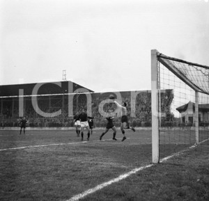 BRESCIA CALCIO Campionato 1951/52 serie B  NEGATIVO ORIGINALE 1 Negativo originale in bianco e nero su pellicola.  E' SEVERAMENTE VIETATA LA RIPRODUZIONE.TUTTI I DIRITTI SONO RISERVATI.ICharta mette in vendita, sul negozio eBay e in esclusiva sul sito "icharta" il proprio archivio composto da numerose diapositive e negativi fotografici d'epoca, tutti originali e autentici.Si tratta di uno sguardo inedito sull'attualità, la politica, la vita quotidiana, il gossip e la cultura, che fotografa il cambiamento della nazione (e non solo) tra il 1890 ed il 1990 circa. Un'occasione unica per il mercato del collezionismo, che vede finalmente disponibile un archivio eccezionale per vastità, tematiche e condizioni, in un settore (il negativo fotografico e la diapositiva) di assoluta novità e dalle interessanti prospettive di investimento. CONDIZIONI:FAIR/discreto IngiallimentiFORMATO: cm 6 x 6 originale e autentica 1