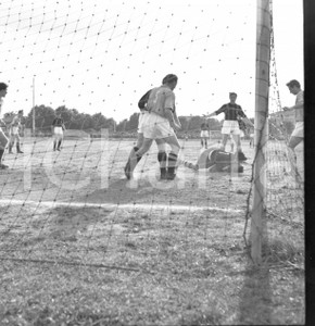 BRESCIA CALCIO Campionato 1951/52 serie B  NEGATIVO ORIGINALE 11 Negativo originale in bianco e nero su pellicola.  E' SEVERAMENTE VIETATA LA RIPRODUZIONE.TUTTI I DIRITTI SONO RISERVATI.ICharta mette in vendita, sul negozio eBay e in esclusiva sul sito "icharta" il proprio archivio composto da numerose diapositive e negativi fotografici d'epoca, tutti originali e autentici.Si tratta di uno sguardo inedito sull'attualità, la politica, la vita quotidiana, il gossip e la cultura, che fotografa il cambiamento della nazione (e non solo) tra il 1890 ed il 1990 circa. Un'occasione unica per il mercato del collezionismo, che vede finalmente disponibile un archivio eccezionale per vastità, tematiche e condizioni, in un settore (il negativo fotografico e la diapositiva) di assoluta novità e dalle interessanti prospettive di investimento. CONDIZIONI:FAIR/discretoFORMATO: cm 6 x 6 originale e autentica 1
