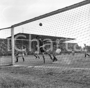 1951 BRESCIA Portiere del Brescia si protende in elevazione NEGATIVO ORIGINALE Negativo originale in bianco e nero su pellicola.  E' SEVERAMENTE VIETATA LA RIPRODUZIONE.TUTTI I DIRITTI SONO RISERVATI.ICharta mette in vendita, sul negozio eBay e in esclusiva sul sito "icharta" il proprio archivio composto da numerose diapositive e negativi fotografici d'epoca, tutti originali e autentici.Si tratta di uno sguardo inedito sull'attualità, la politica, la vita quotidiana, il gossip e la cultura, che fotografa il cambiamento della nazione (e non solo) tra il 1890 ed il 1990 circa. Un'occasione unica per il mercato del collezionismo, che vede finalmente disponibile un archivio eccezionale per vastità, tematiche e condizioni, in un settore (il negativo fotografico e la diapositiva) di assoluta novità e dalle interessanti prospettive di investimento. CONDIZIONI:FAIR/discretoFORMATO: cm 6 x 6 originale e autentica 1