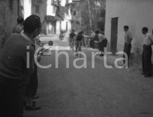 1949 MILANO-BRESCIA Ottava edizione della corsa ciclistica 2 NEGATIVO ORIGINALE Nel negativo fuga a due tra le case di paese.Negativo originale in bianco e nero, su pellicola, in formato cm 6 x 4,5 CONDIZIONI: FAIR E' SEVERAMENTE VIETATA LA RIPRODUZIONE.TUTTI I DIRITTI SONO RISERVATI.ICharta mette in vendita, sul negozio eBay e in esclusiva sul sito "icharta" il proprio archivio composto da numerose diapositive e negativi fotografici d'epoca, tutti originali e autentici.Si tratta di uno sguardo inedito sull'attualità, la politica, la vita quotidiana, il gossip e la cultura, che fotografa il cambiamento della nazione (e non solo) tra il 1890 ed il 1990 circa. Un'occasione unica per il mercato del collezionismo, che vede finalmente disponibile un archivio eccezionale per vastità, tematiche e condizioni, in un settore (il negativo fotografico e la diapositiva) di assoluta novità e dalle interessanti prospettive di investimento.  originale e autentica 1