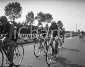 1949 MILANO-BRESCIA Ottava edizione della corsa ciclistica 12 NEGATIVO ORIGINALE Nel negativo corridori in gruppo sgranato.Negativo originale in bianco e nero, su pellicola, in formato cm 6 x 4,5 CONDIZIONI: FAIR E' SEVERAMENTE VIETATA LA RIPRODUZIONE.TUTTI I DIRITTI SONO RISERVATI.ICharta mette in vendita, sul negozio eBay e in esclusiva sul sito "icharta" il proprio archivio composto da numerose diapositive e negativi fotografici d'epoca, tutti originali e autentici.Si tratta di uno sguardo inedito sull'attualità, la politica, la vita quotidiana, il gossip e la cultura, che fotografa il cambiamento della nazione (e non solo) tra il 1890 ed il 1990 circa. Un'occasione unica per il mercato del collezionismo, che vede finalmente disponibile un archivio eccezionale per vastità, tematiche e condizioni, in un settore (il negativo fotografico e la diapositiva) di assoluta novità e dalle interessanti prospettive di investimento.  originale e autentica 1
