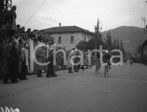 1949 BRESCIA-MANTOVA-BRESCIA Arrivo di corsa ciclistica  NEGATIVO ORIGINALE Nel negativo corridori in volata.Negativo originale in bianco e nero, su pellicola, in formato cm 6 x 4,5 CONDIZIONI: FAIR E' SEVERAMENTE VIETATA LA RIPRODUZIONE.TUTTI I DIRITTI SONO RISERVATI.ICharta mette in vendita, sul negozio eBay e in esclusiva sul sito "icharta" il proprio archivio composto da numerose diapositive e negativi fotografici d'epoca, tutti originali e autentici.Si tratta di uno sguardo inedito sull'attualità, la politica, la vita quotidiana, il gossip e la cultura, che fotografa il cambiamento della nazione (e non solo) tra il 1890 ed il 1990 circa. Un'occasione unica per il mercato del collezionismo, che vede finalmente disponibile un archivio eccezionale per vastità, tematiche e condizioni, in un settore (il negativo fotografico e la diapositiva) di assoluta novità e dalle interessanti prospettive di investimento.  originale e autentica 1