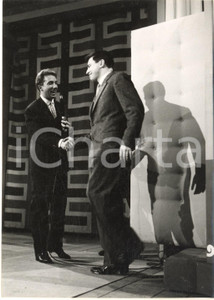 1956 LASCIA O RADDOPPIA? Mike BONGIORNO - Concorrente Luciano ZEPPEGNO *Foto  Fotografia d'epoca con didascalia coeva.  CONDIZIONI: FAIR (increspature)FORMATO: 13x18 cm     originale e autentica 1
