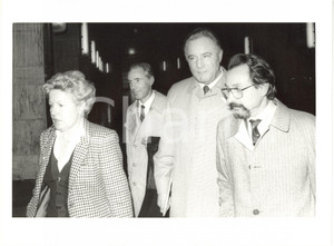 1985 TRIBUNALE DI MILANO Processo SCANDALO PETROLI Sereno FREATO con moglie (2)  Fotografia di agenzia. CONDIZIONI: G (lievi difetti di stampa)FORMATO: 24x18 cm    originale e autentica 1