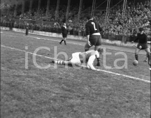 1952 BRESCIA 3 MONZA 1 Difensore del Brescia rinvia pallone NEGATIVO ORIGINALE Campionato serie B 1951-52Negativo originale in bianco e nero su pellicola.  E' SEVERAMENTE VIETATA LA RIPRODUZIONE.TUTTI I DIRITTI SONO RISERVATI.ICharta mette in vendita, sul negozio eBay e in esclusiva sul sito "icharta" il proprio archivio composto da numerose diapositive e negativi fotografici d'epoca, tutti originali e autentici.Si tratta di uno sguardo inedito sull'attualità, la politica, la vita quotidiana, il gossip e la cultura, che fotografa il cambiamento della nazione (e non solo) tra il 1890 ed il 1990 circa. Un'occasione unica per il mercato del collezionismo, che vede finalmente disponibile un archivio eccezionale per vastità, tematiche e condizioni, in un settore (il negativo fotografico e la diapositiva) di assoluta novità e dalle interessanti prospettive di investimento. CONDIZIONI:FAIR/discretoFORMATO: cm 6 x 4,5 originale e autentica 1